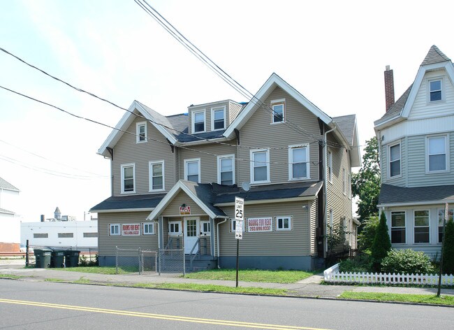 974 Iranistan Ave in Bridgeport, CT - Foto de edificio - Building Photo