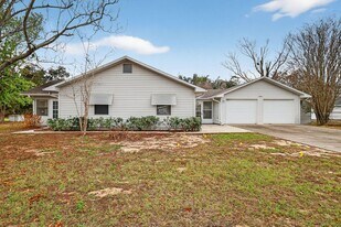 10801 Claire Dr in Leesburg, FL - Building Photo