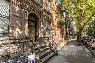 319 East 92nd Street in New York, NY - Building Photo - Building Photo