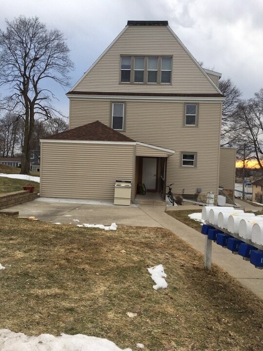 426 N 8th Ave, Unit 3 in West Bend, WI - Building Photo