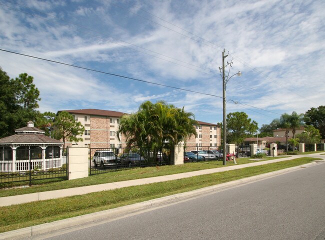 Sunshine Village in Sarasota, FL - Building Photo - Building Photo
