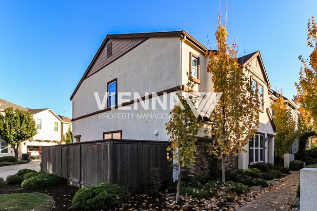 400 Dormarin Pl in Roseville, CA - Building Photo - Building Photo