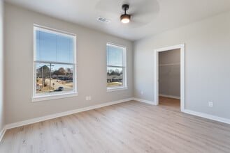 2215 Dave Ward Dr in Conway, AR - Building Photo - Building Photo