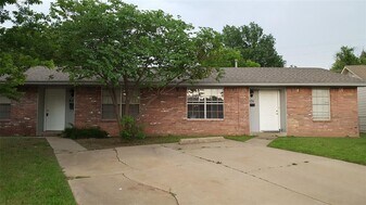 829 Russell Cir in Norman, OK - Building Photo