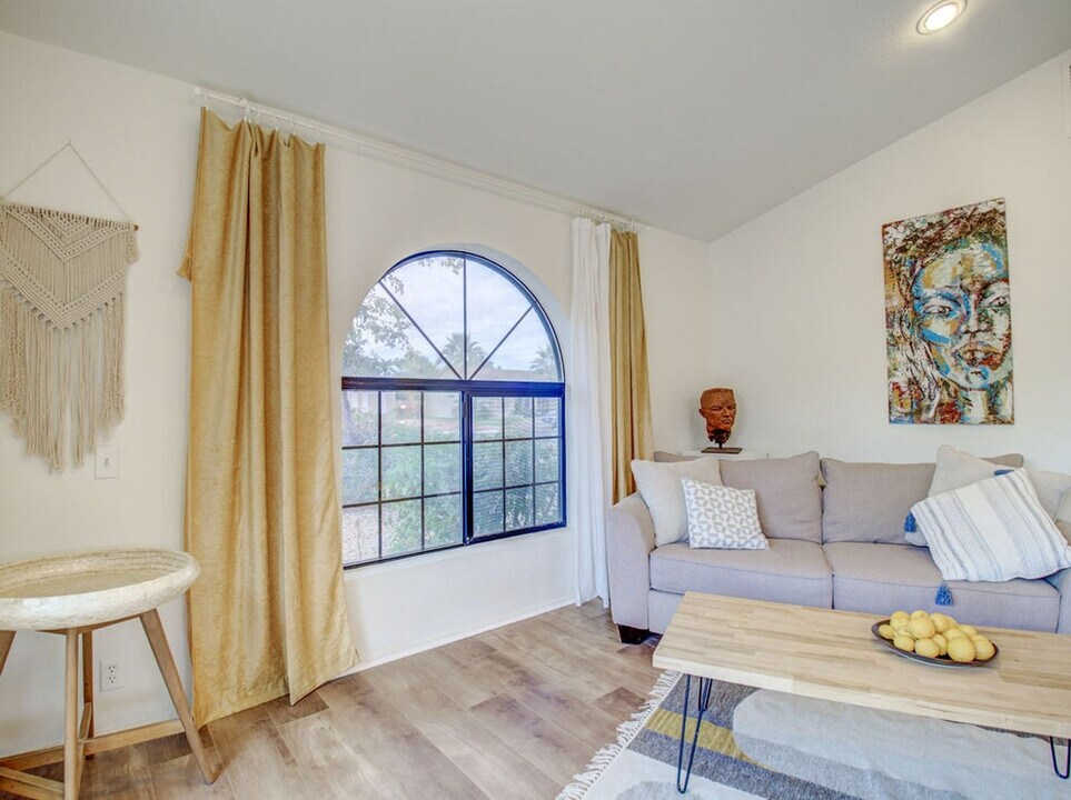 6308 W Port Royale Ln in Glendale, AZ - Building Photo