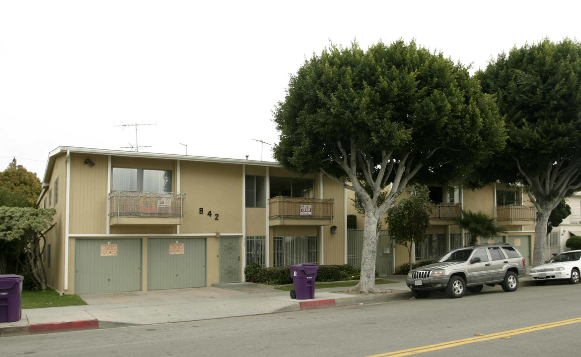 830-842 Elm Ave Apartments in Long Beach, CA - Building Photo