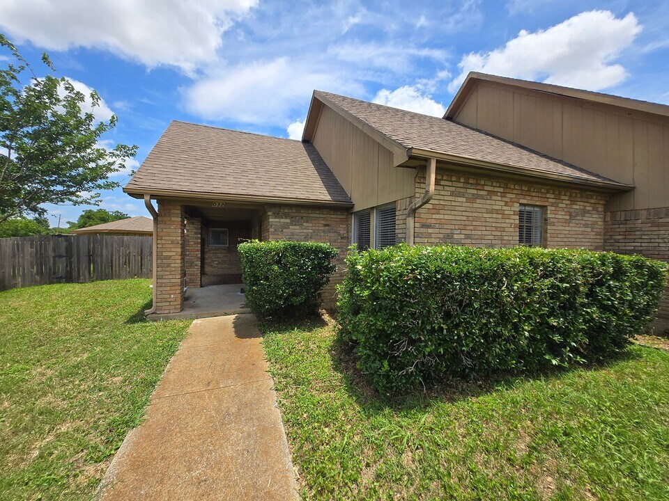 10327-10329 Bernardin Cir in Dallas, TX - Building Photo