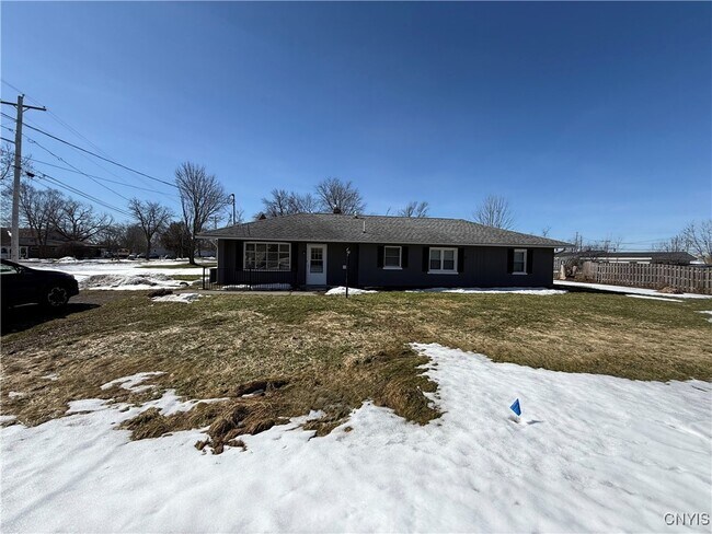 5904 Warren Dr in Cicero, NY - Building Photo - Building Photo