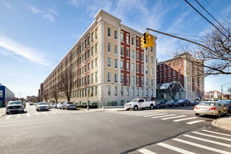 Pistilli Grand Manor in Astoria, NY - Foto de edificio - Building Photo