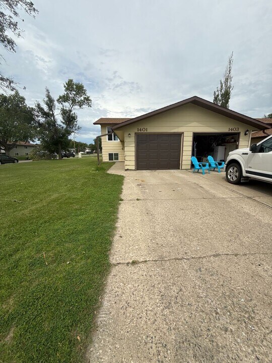 1401 7th Ave NE in Jamestown, ND - Building Photo
