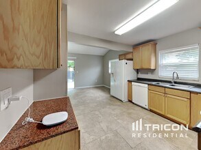 111 Ravenway Dr in Seffner, FL - Building Photo - Building Photo