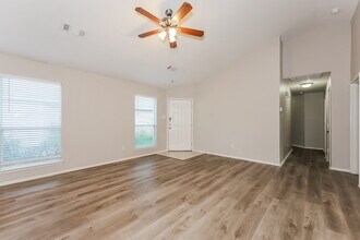 1108 Boxwood Dr in Crowley, TX - Foto de edificio - Building Photo