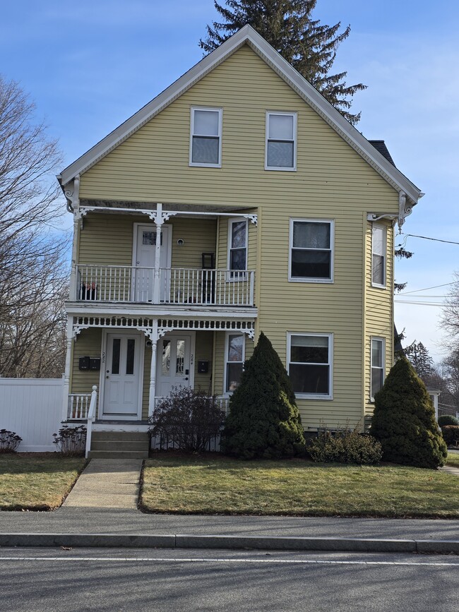 284 School St, Unit 1 in Whitman, MA - Building Photo - Building Photo