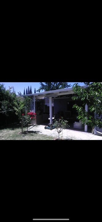 1857 Crestwood Cir in Stockton, CA - Building Photo