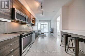 525 Adelaide St W in Toronto, ON - Building Photo - Building Photo