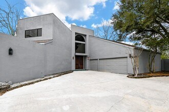 8115 Fondren Lake Dr in Houston, TX - Building Photo - Building Photo