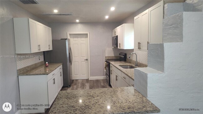 173 W 16th St in Riviera Beach, FL - Building Photo - Building Photo