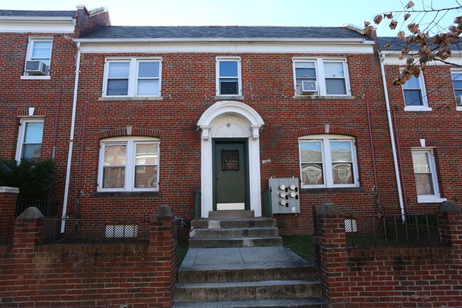 1325 Adams St NE