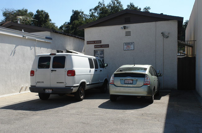 8536 Foothill Blvd in Sunland, CA - Foto de edificio - Building Photo