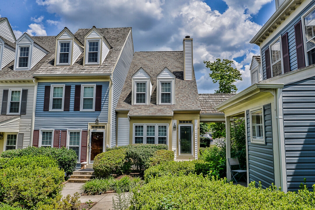 12817 Mill Brook Ct in Woodbridge, VA - Building Photo