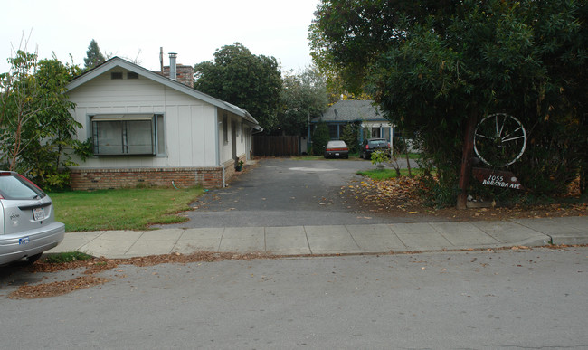 1055 Boranda Ave in Mountain View, CA - Building Photo - Building Photo