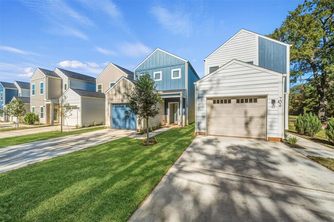 706 W Dallas St in Conroe, TX - Building Photo - Building Photo