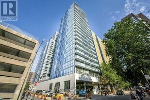 210 Simcoe St in Toronto, ON - Building Photo