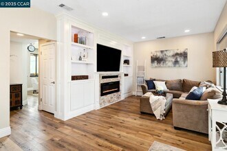 342 Chaucer Dr in Brentwood, CA - Building Photo - Building Photo