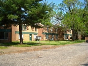 Woodland Park Apartments in Evansville, IN - Building Photo - Building Photo