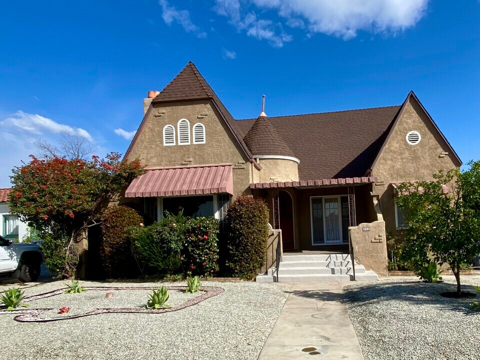 948 N Howard St in Glendale, CA - Foto de edificio