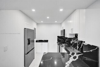 3625 N Country Club Dr in Aventura, FL - Building Photo - Building Photo