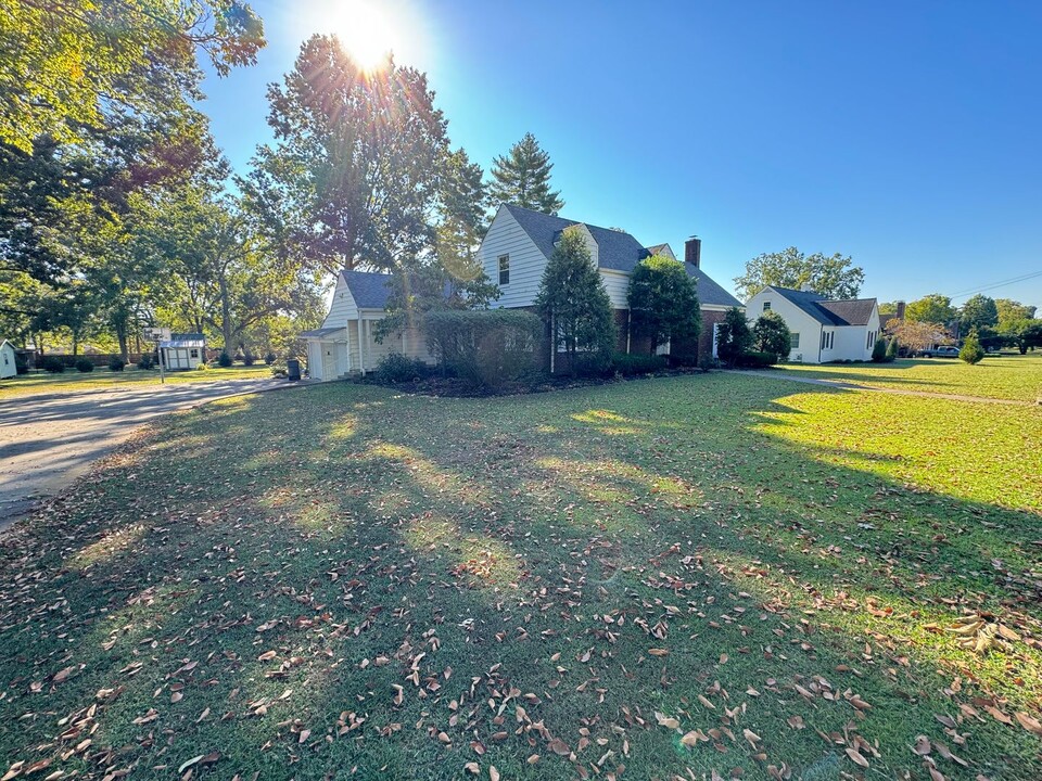 115 Castle Heights Ave in Lebanon, TN - Foto de edificio