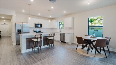 3001 Hibiscus Ave in Oakland Park, FL - Foto de edificio - Building Photo