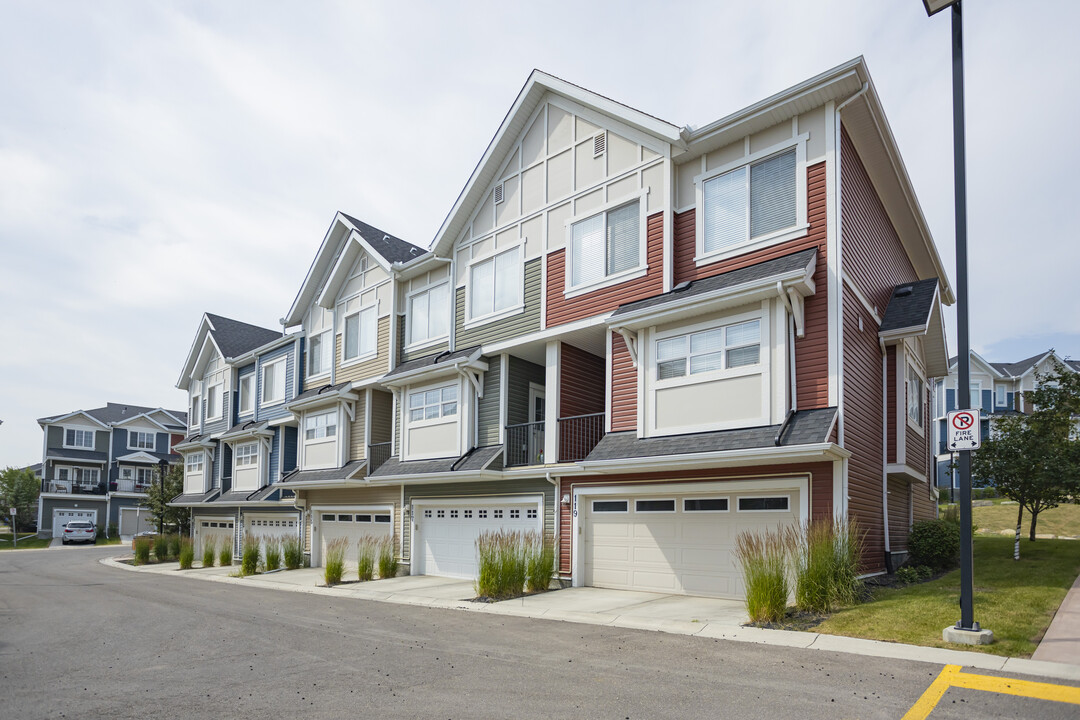 99 Nolancrest Common NW in Calgary, AB - Building Photo