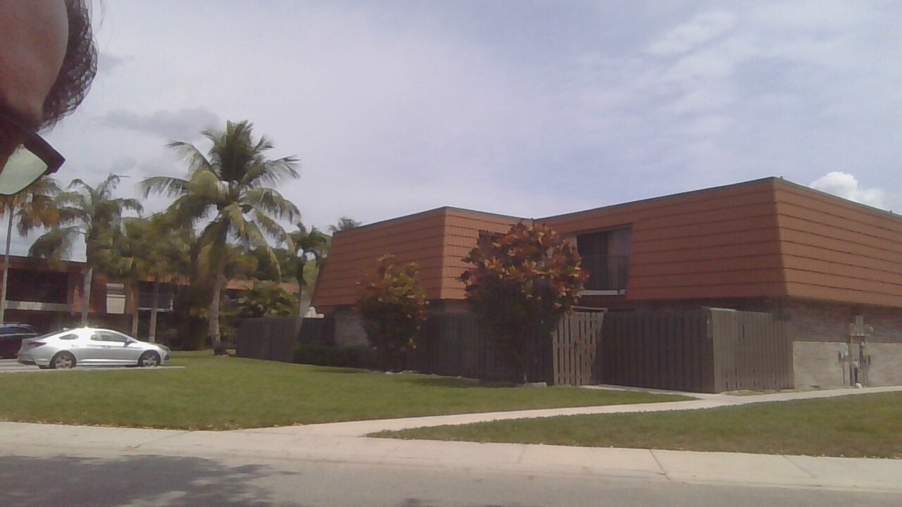 1426 W Harmony Lake Cir in Davie, FL - Building Photo