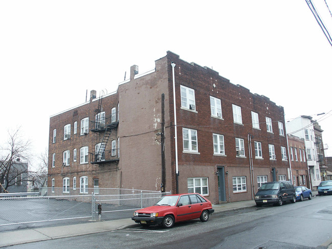 75 Center St in Clifton, NJ - Building Photo - Building Photo