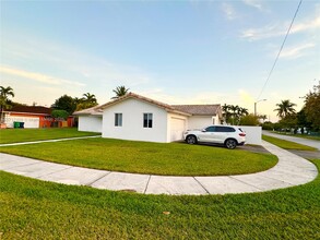 9230 SW 68th St in Miami, FL - Building Photo - Building Photo