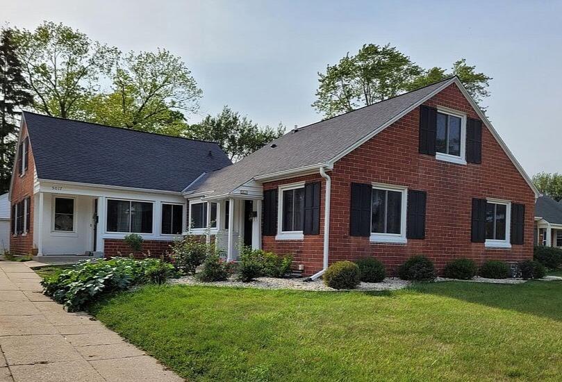 5017 N Bay Ridge Ave in Whitefish Bay, WI - Building Photo
