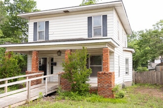 413 E Hazel Ave in Ponca City, OK - Foto de edificio - Building Photo