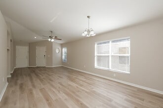 1522 Marsh Wood Dr in Seffner, FL - Building Photo - Building Photo