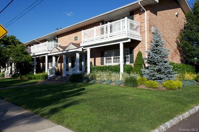 89 Claire Ct in West Babylon, NY - Building Photo