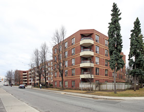 Leaside Gate in Toronto, ON - Building Photo - Primary Photo