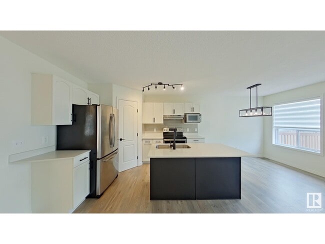 property at 524-590 90 St SW