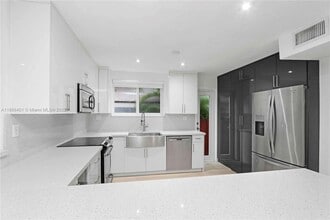 3030 Bird Ave in Miami, FL - Building Photo - Building Photo
