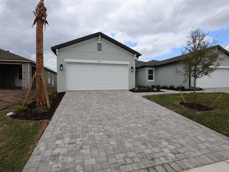 9117 Optimist Wy in Palmetto, FL - Building Photo