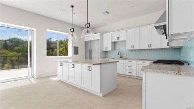 4077 Glenalbyn Dr in Los Angeles, CA - Foto de edificio - Building Photo