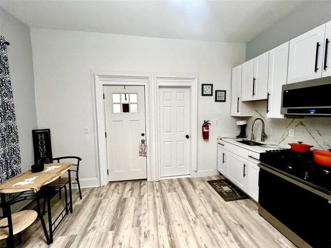 17 Academy Ave in Middletown, NY - Building Photo - Building Photo