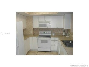 17375 Collins Ave-Unit -806 in Sunny Isles Beach, FL - Foto de edificio - Building Photo