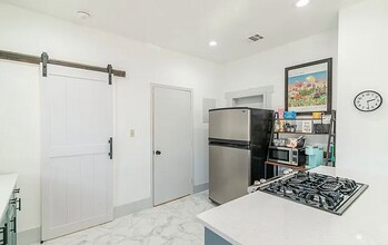 475 E French Pl in San Antonio, TX - Building Photo - Building Photo