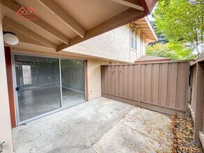 236 Red Oak Dr E in Sunnyvale, CA - Building Photo - Building Photo